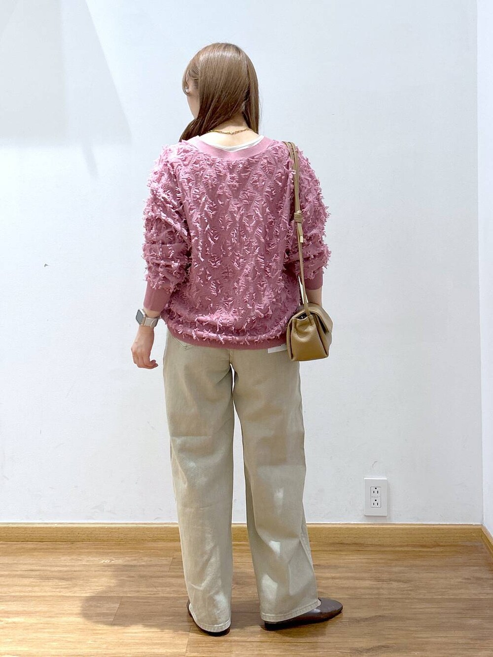 その他のパンプス、ホワイト系のタンクトップ、ベージュ系のデニムパンツを着用したレディースの秋コーディネートの3枚目の写真