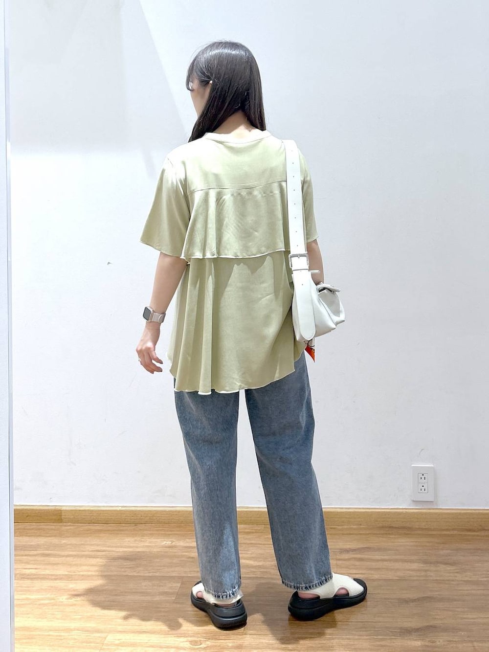 「低身長、フェミニン、きれいめ、カジュアルコーデ、GOOD DENIM_GLOBAL WORK、デニムパンツ、さらさらリラックス_GLOBAL WORK、ブラウス、サンダル、ショルダーバッグ、スカーフ、夏コーデ」|「GLOBAL WORKのGOODデニムストレートパンツ/209645(デニムパンツ、ブルー系)」を使った、Hikaruさん(レディース・154cm)の夏コーディネートの3枚目の写真