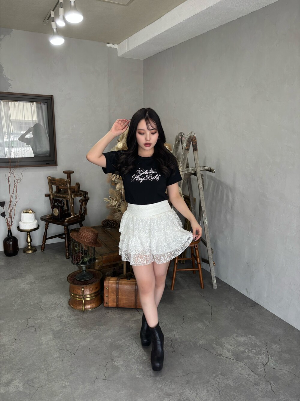 ブラック系のTシャツ/カットソー、ホワイト系のスカートを着用したレディースの春コーディネートの2枚目の写真