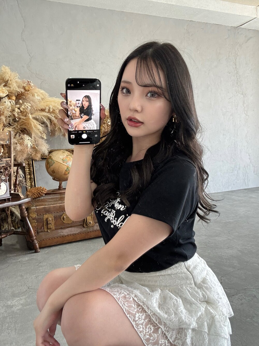 ブラック系のTシャツ/カットソー、ホワイト系のスカートを着用したレディースの春コーディネートの3枚目の写真