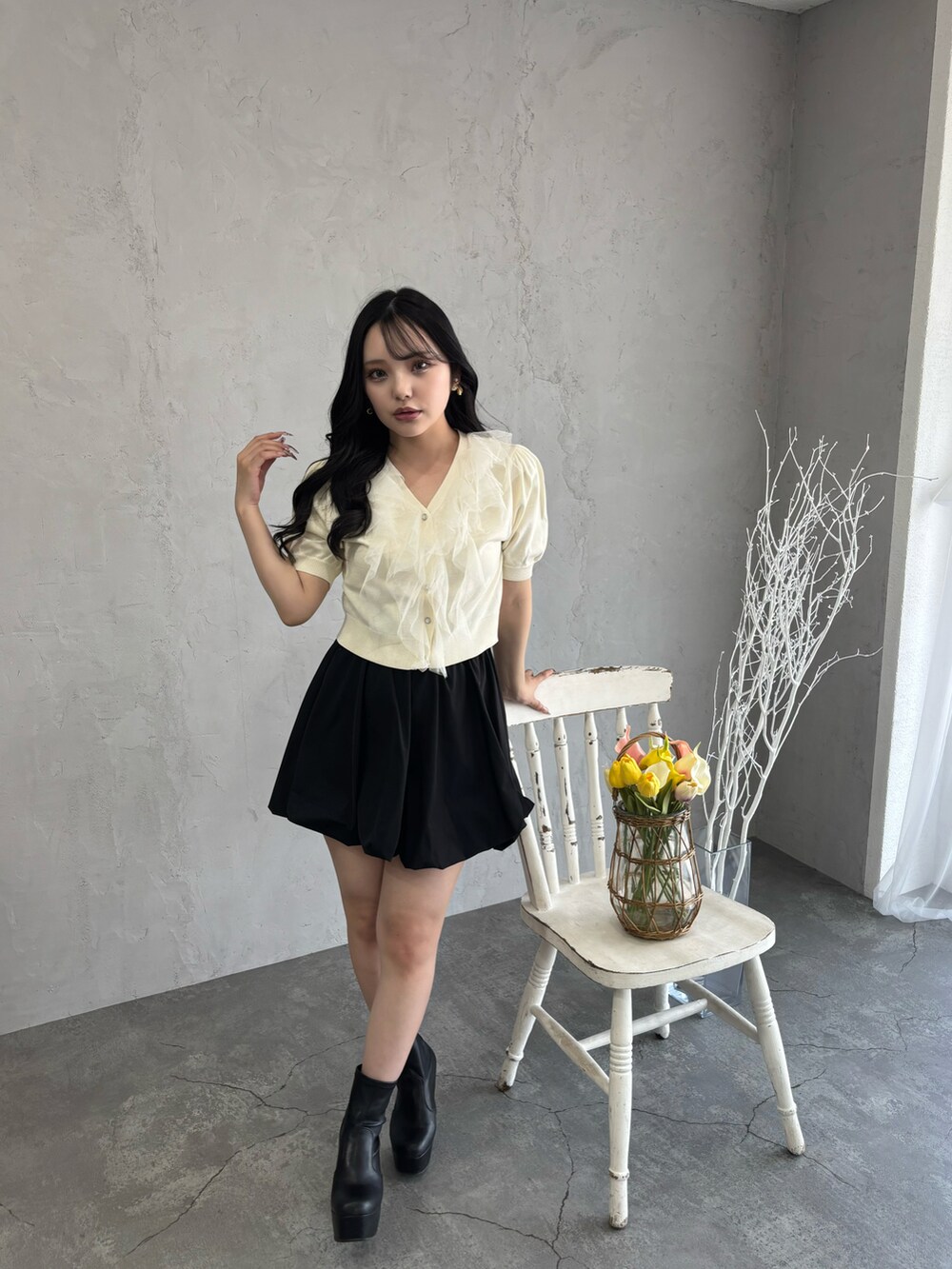 ホワイト系のカーディガン/ボレロ、ブラック系のスカートを着用したレディースの春コーディネートの3枚目の写真