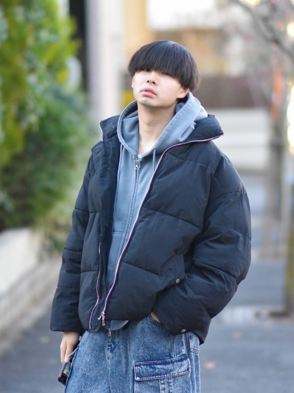 ブルー系のカーゴパンツ、ブラック系のダウンジャケット/コート、ブルー系のパーカーを着用したメンズの冬コーディネートの2枚目の写真