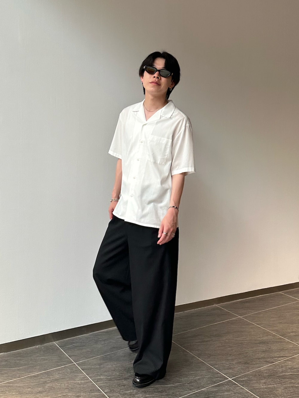 「夏ルックで気分アップ、サングラス、オープンカラーシャツ、メンズコーデ、シンプルスタイル、大人コーデ、おしゃれさんと繋がりたい、韓国ファッション、シアートップス、シンプルコーデ」｜「gentle monsterのアイテム（サングラス、ブラック系）」を使った、souta_28さん（メンズ・170cm）の夏コーディネートの2枚目の写真