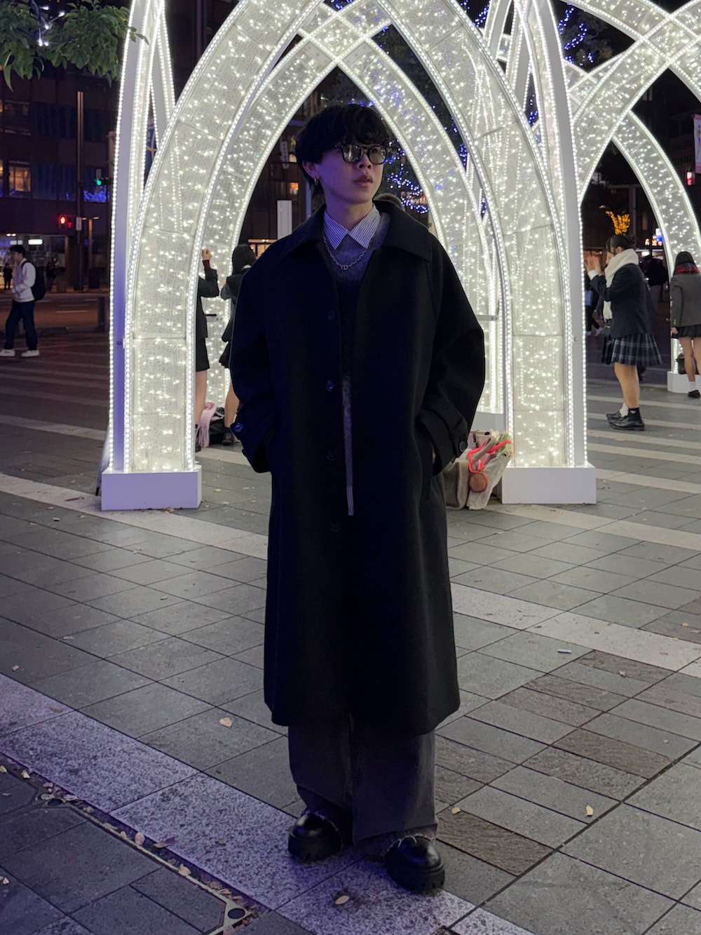 ホワイト系のニット/セーター、グレー系のシャツ/ブラウス、ブラック系のステンカラーコートを着用したメンズの冬コーディネートの2枚目の写真