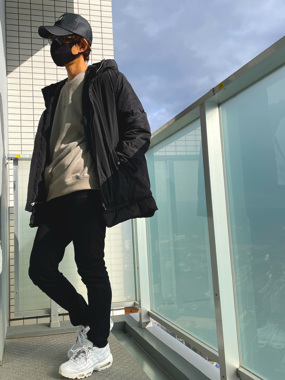 「冬コーデ、シンプルコーデ、オーバーサイズ、ビッグシルエット、休日スタイル、カジュアル、黒、モノトーンコーデ、休日コーデ」｜「NIKEのナイキ エア マックス 95 エッセンシャル メンズシューズ / NIKE AIR MAX 95 ESSENTIAL（スニーカー、ホワイト系）」を使った、Norijiさん（メンズ・176cm）の冬コーディネートの4枚目の写真