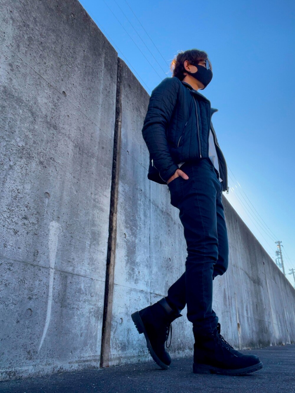 「休日スタイル、ブラック、モノトーン、シンプル、おしゃれさんと繋がりたい」｜「UNIQLOのアイテム（チノパンツ、ブラック系）」を使った、Norijiさん（メンズ・176cm）の秋コーディネートの2枚目の写真