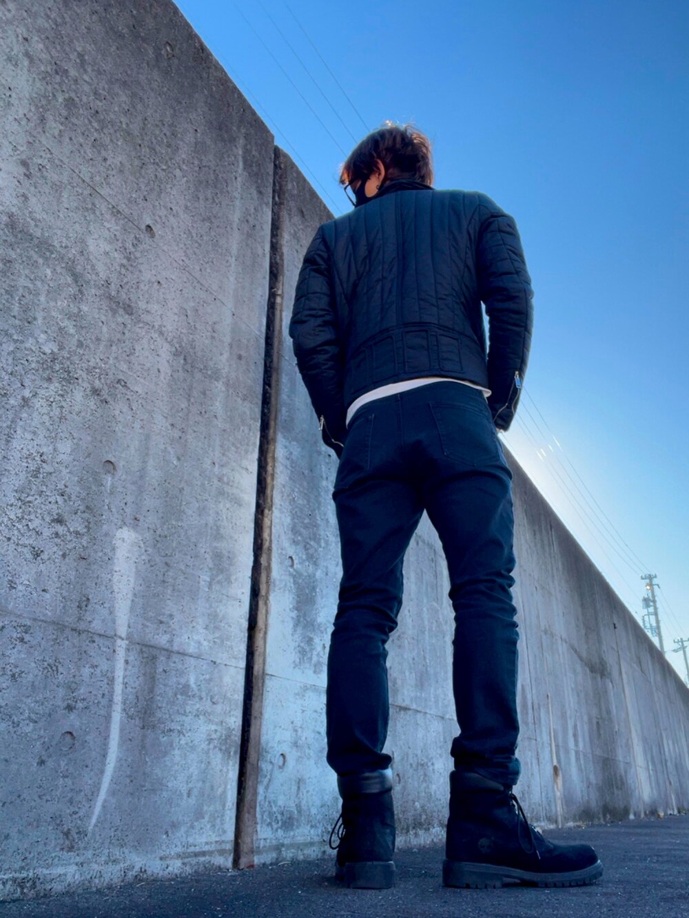 「休日スタイル、ブラック、モノトーン、シンプル、おしゃれさんと繋がりたい」｜「UNIQLOのアイテム（チノパンツ、ブラック系）」を使った、Norijiさん（メンズ・176cm）の秋コーディネートの3枚目の写真