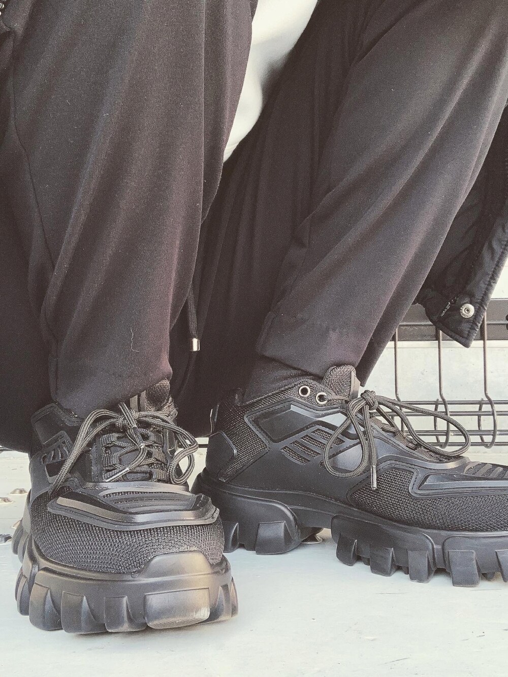 ブラック系のスウェットパンツ、ブラック系のスニーカーを着用したレディースの秋コーディネートの2枚目の写真