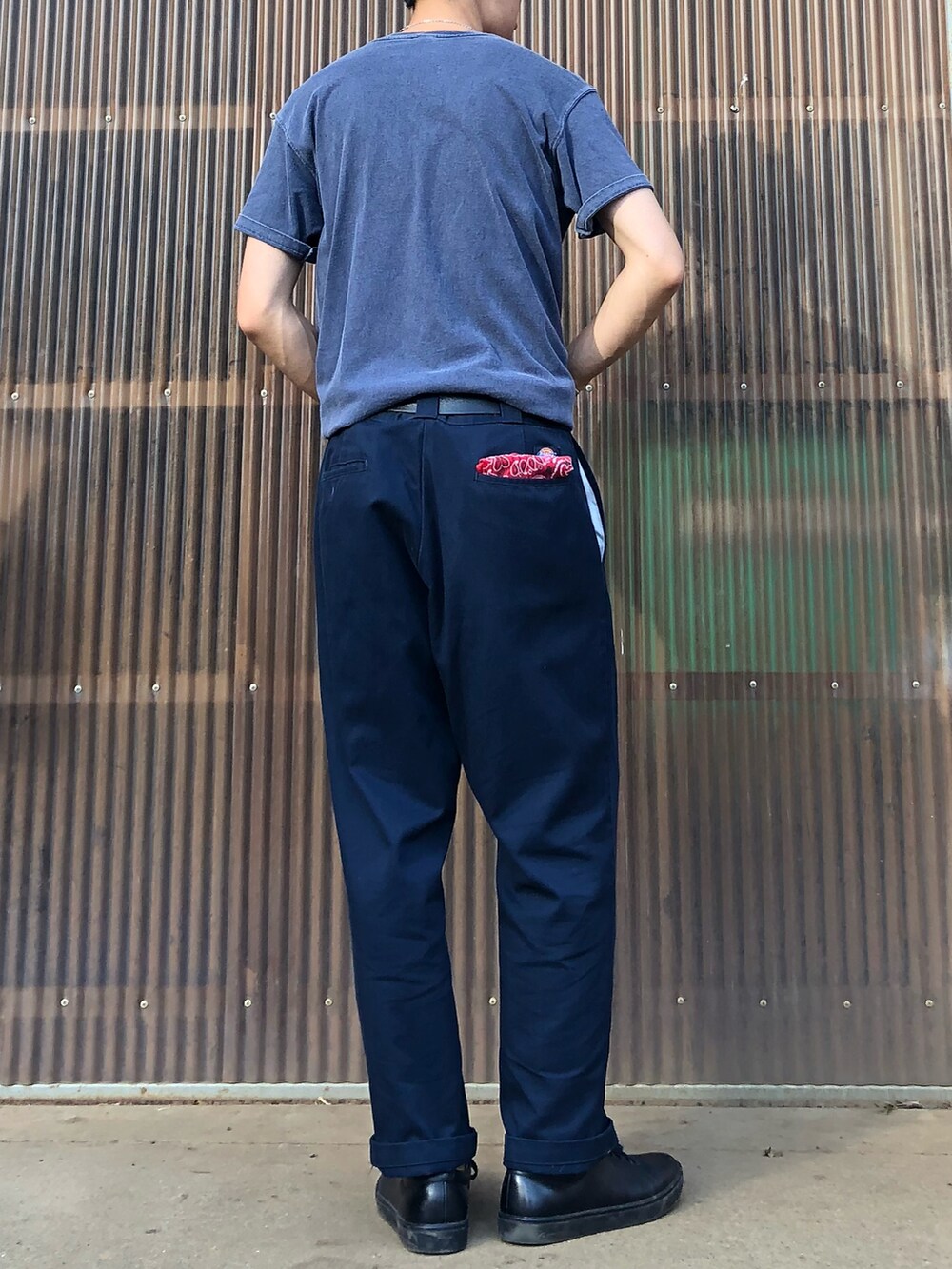 ブルー系のTシャツ/カットソー、ブルー系のチノパンツ、ブラック系のシューズを着用したメンズの夏コーディネートの2枚目の写真