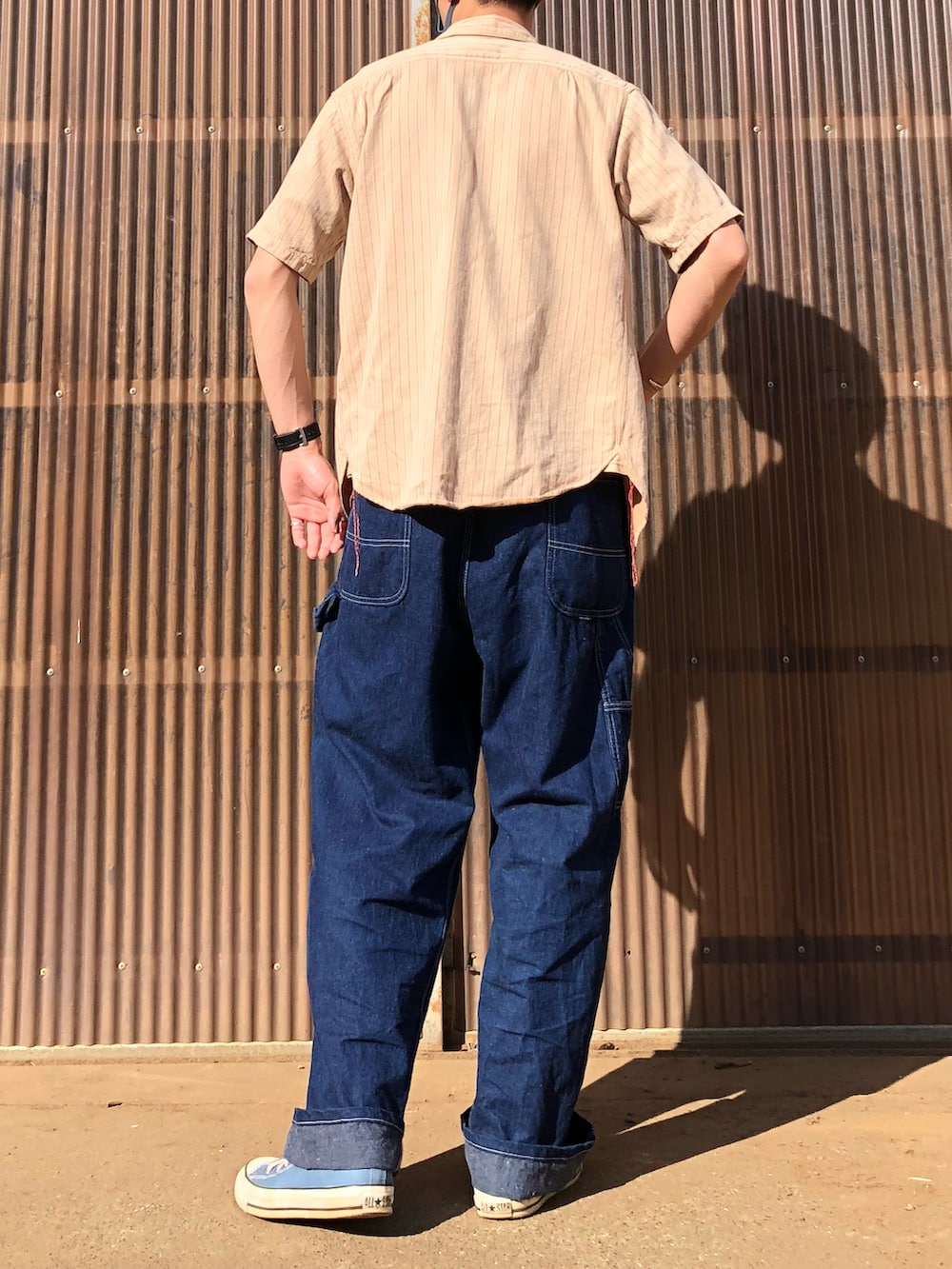 ブルー系のTシャツ/カットソー、ベージュ系のシャツ/ブラウス、ブルー系のサロペット/オーバーオールを着用したメンズの夏コーディネートの2枚目の写真