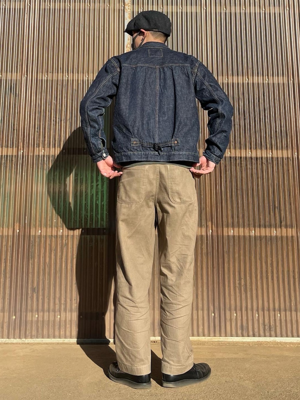 ブルー系のデニムジャケット、グリーン系のスウェット、グリーン系のその他パンツを着用したメンズの冬コーディネートの2枚目の写真