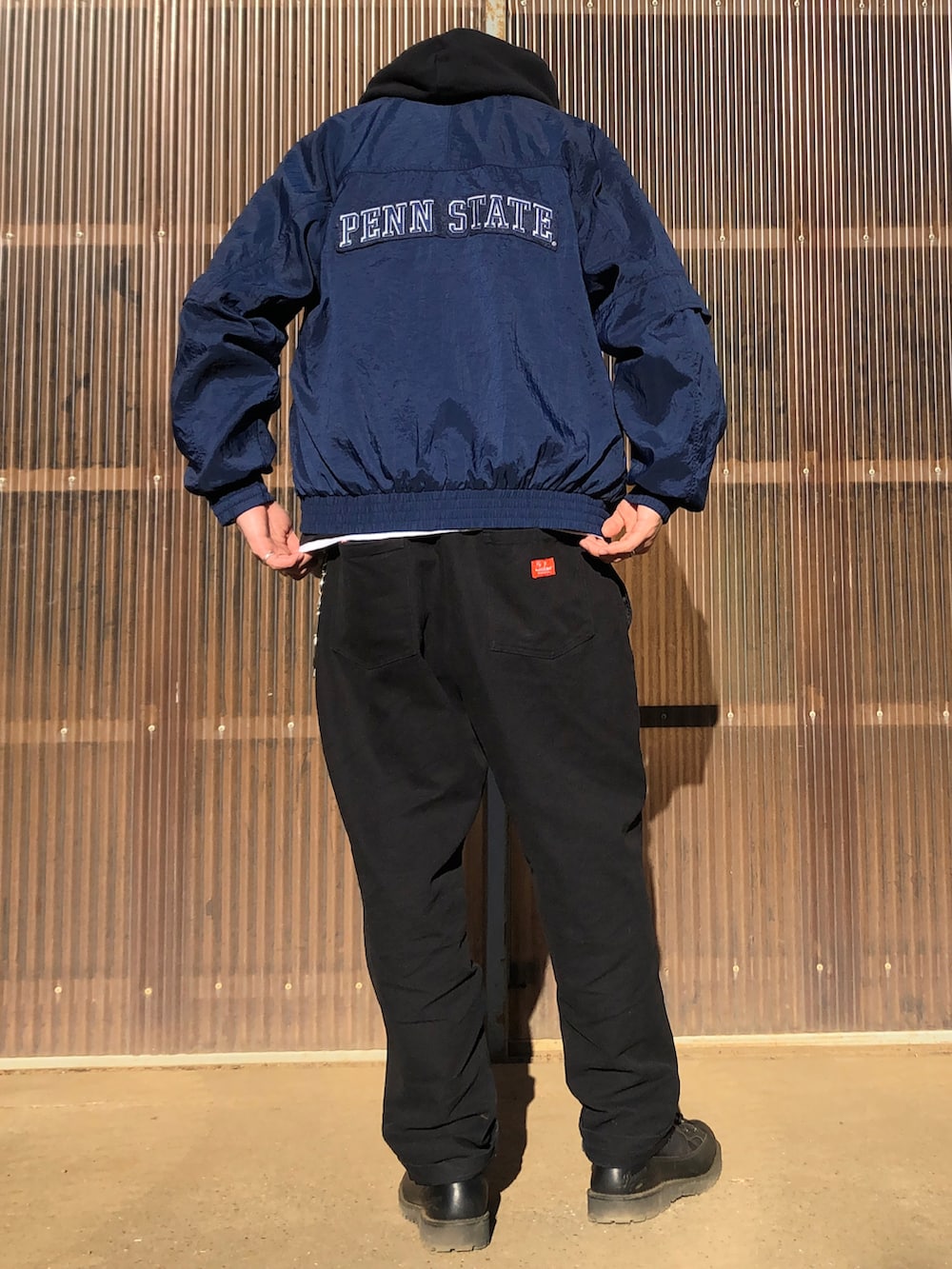 ブラック系のパーカー、ブルー系のナイロンジャケット、ブラック系のその他パンツを着用したメンズの春コーディネートの2枚目の写真