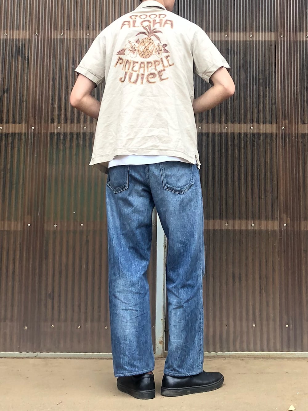 ベージュ系のシャツ/ブラウス、ホワイト系のTシャツ/カットソー、ブルー系のデニムパンツを着用したメンズの夏コーディネートの2枚目の写真