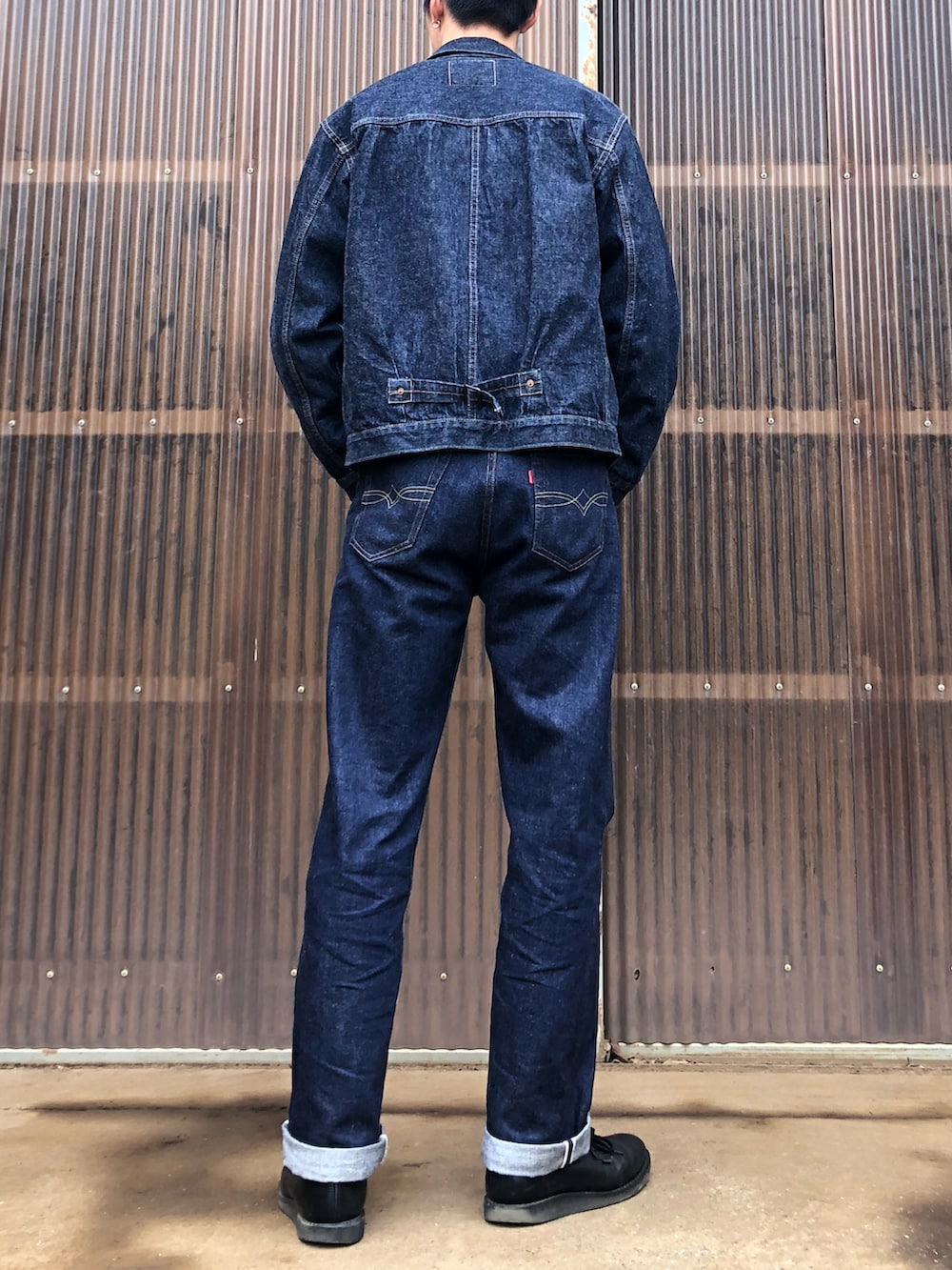 グリーン系のスウェット、ブルー系のデニムジャケット、ブルー系のデニムパンツを着用したメンズの秋コーディネートの2枚目の写真