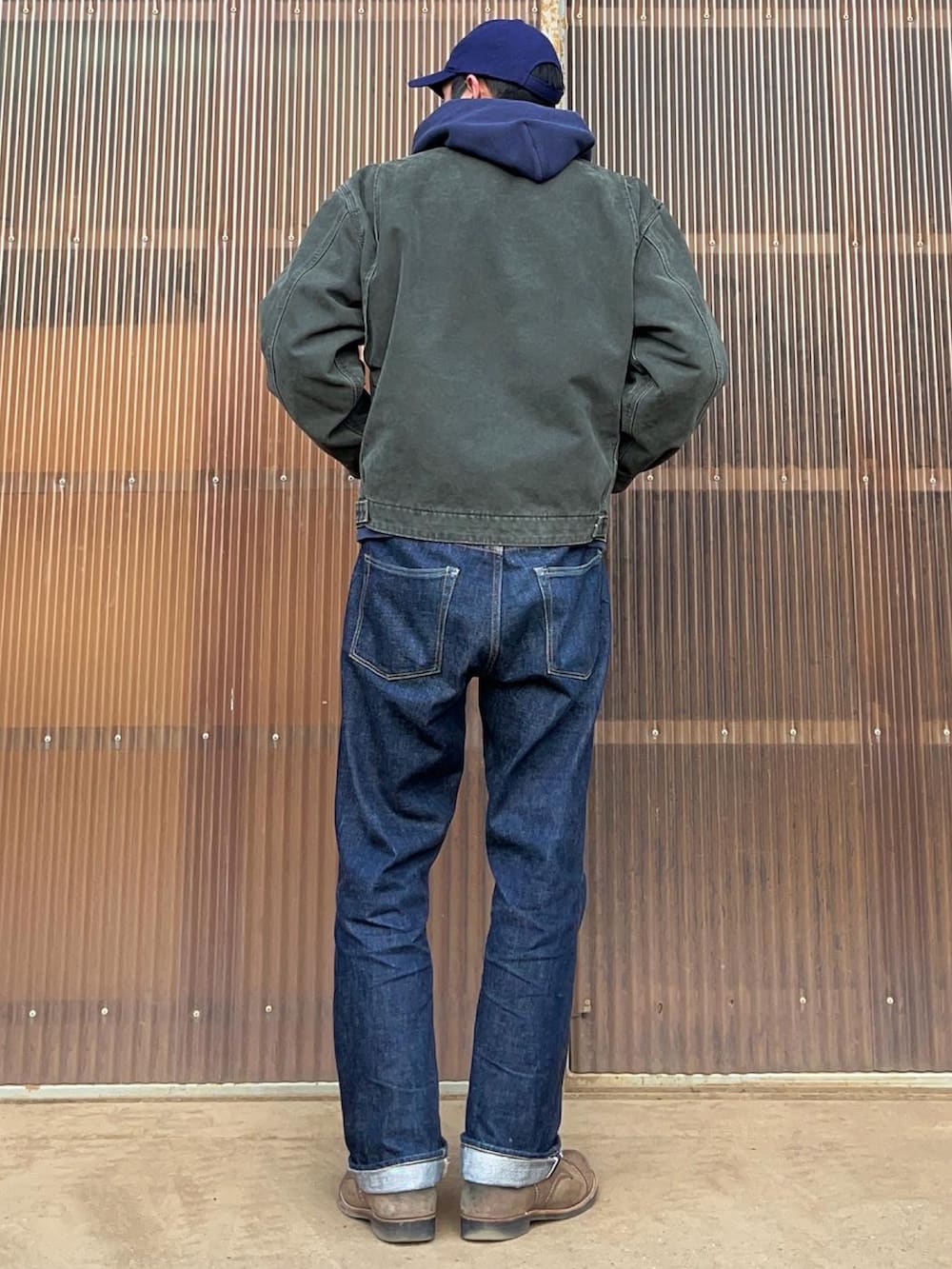 ブルー系のパーカー、グリーン系のブルゾン、ブルー系のデニムパンツを着用したメンズの冬コーディネートの2枚目の写真