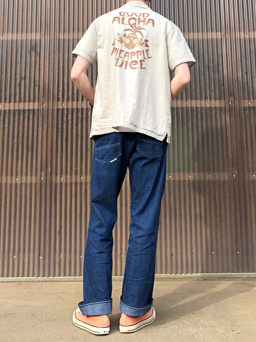 ホワイト系のTシャツ/カットソー、ベージュ系のシャツ/ブラウス、ブルー系のデニムパンツを着用したメンズの春コーディネートの2枚目の写真