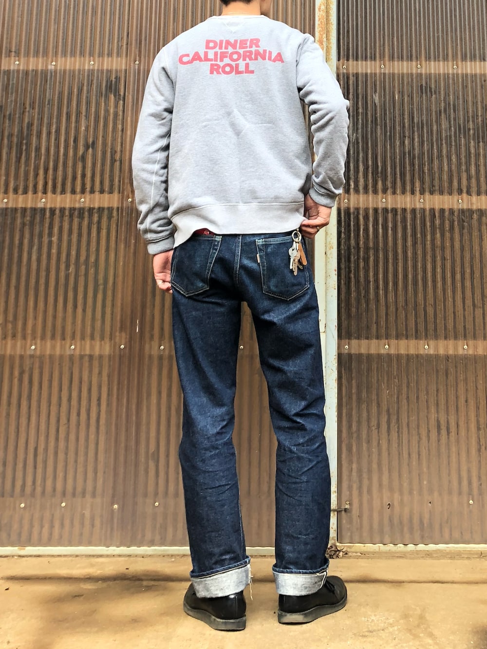 「アメカジ、カジュアル、カジュアルコーデ、スウェット、ジーンズ、デニム、デニムパンツ、革靴、シンプル、秋コーデ、大人カジュアル、オトナカジュアル、大人コーデ、今日のコーデ、グレー」｜「RED WINGの【REDWING/レッドウイング】POSTMAN OXFORD（ブーツ、ブラック系）」を使った、iamimaichさん（メンズ・177cm）の秋コーディネートの2枚目の写真