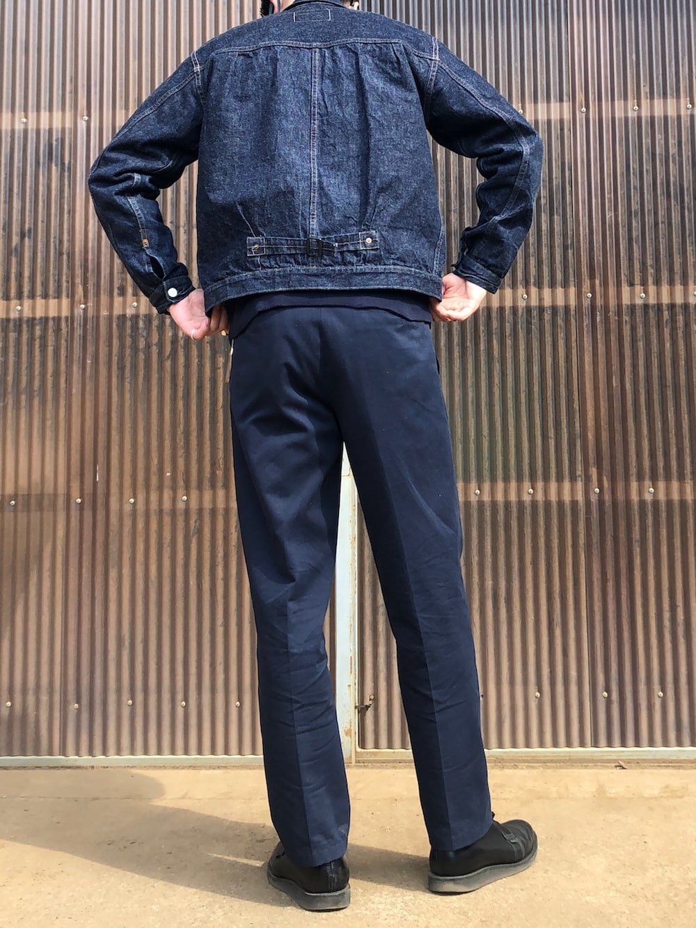 ブルー系のスウェット、ブルー系のデニムジャケット、ブルー系のスラックスを着用したメンズの春コーディネートの2枚目の写真