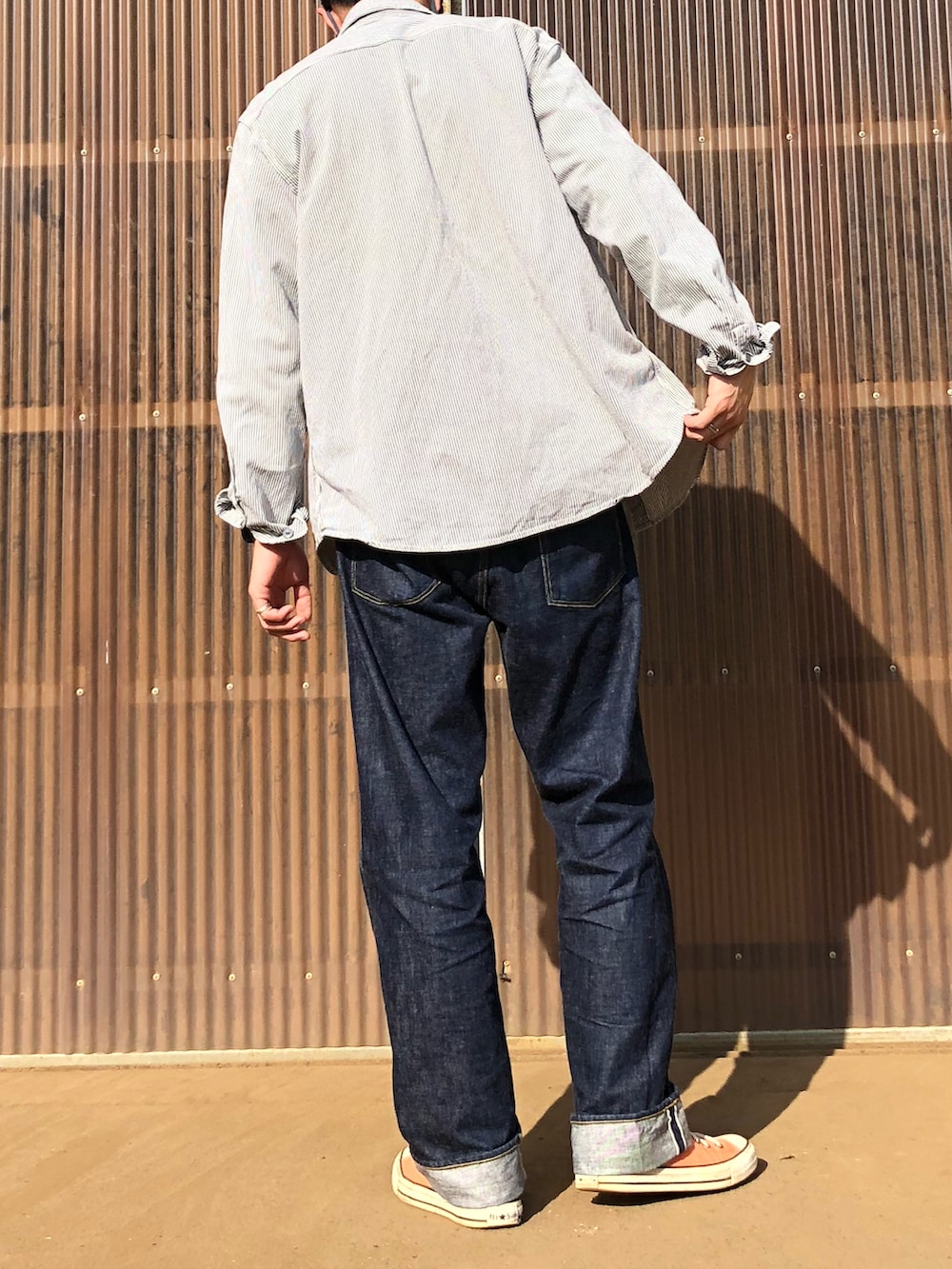 「春コーデ、シンプル、シャツ、シャツスタイル、アメカジ、ビッグシルエット、オーバーサイズ、コンバース、デニム、デニムパンツ、ジーンズ、春、古着コーデ、converse、大人カジュアル」｜「FULLCOUNTのFULL COUNT（フルカウント)　1101（デニムパンツ、ブルー系）」を使った、iamimaichさん（メンズ・177cm）の春コーディネートの2枚目の写真