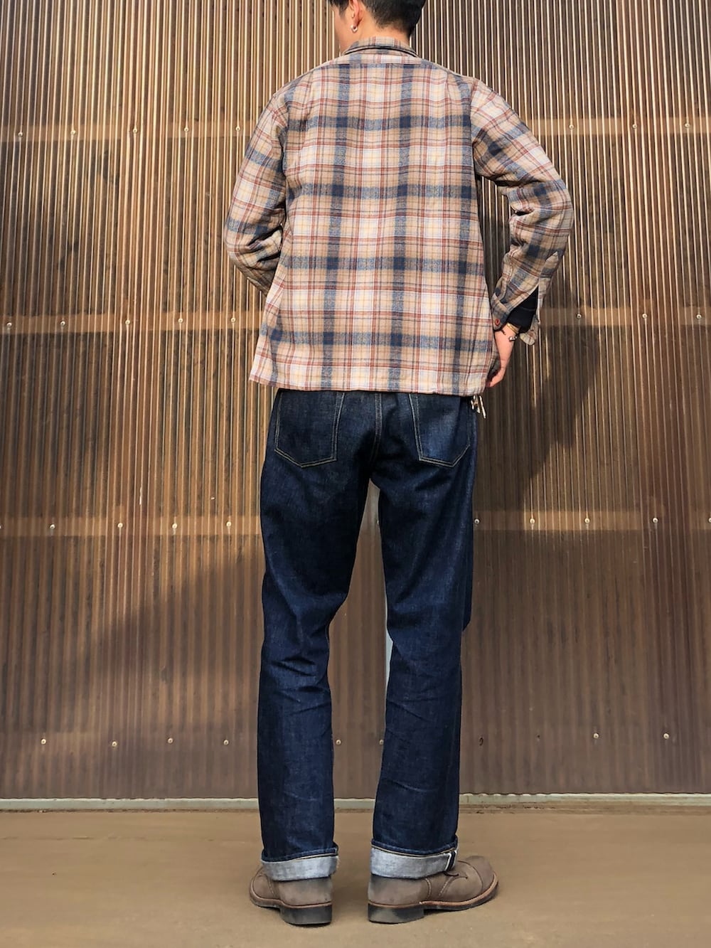 ベージュ系のシャツ/ブラウス、ブルー系のスウェット、ブルー系のデニムパンツを着用したメンズの秋コーディネートの2枚目の写真