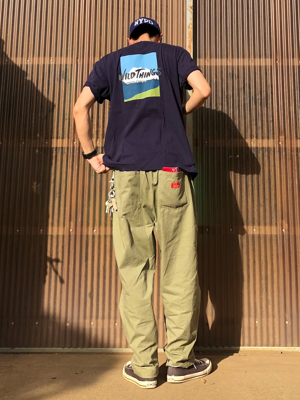グリーン系のその他パンツ、ブルー系のTシャツ/カットソー、ブラック系のスニーカーを着用したメンズの秋コーディネートの2枚目の写真