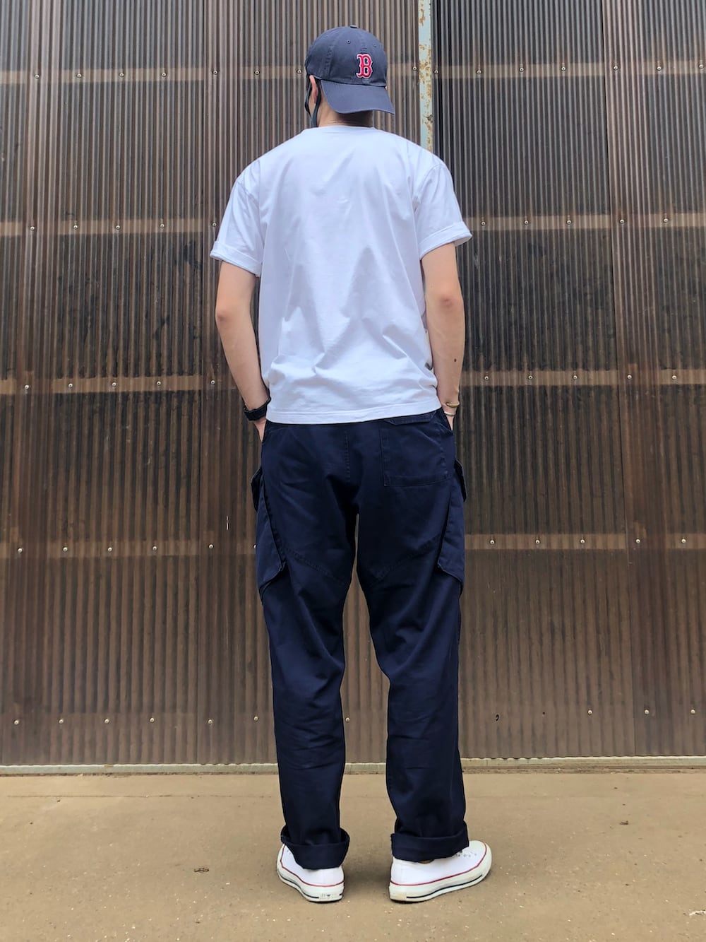 ホワイト系のTシャツ/カットソー、ブルー系のカーゴパンツ、ホワイト系のスニーカーを着用したメンズの夏コーディネートの2枚目の写真