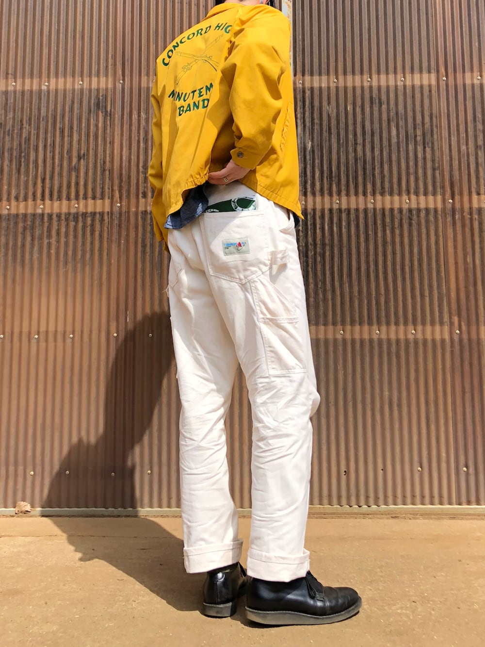 ベージュ系のその他パンツ、ブラック系のブーツ、ブルー系のシャツ/ブラウスを着用したメンズの春コーディネートの2枚目の写真