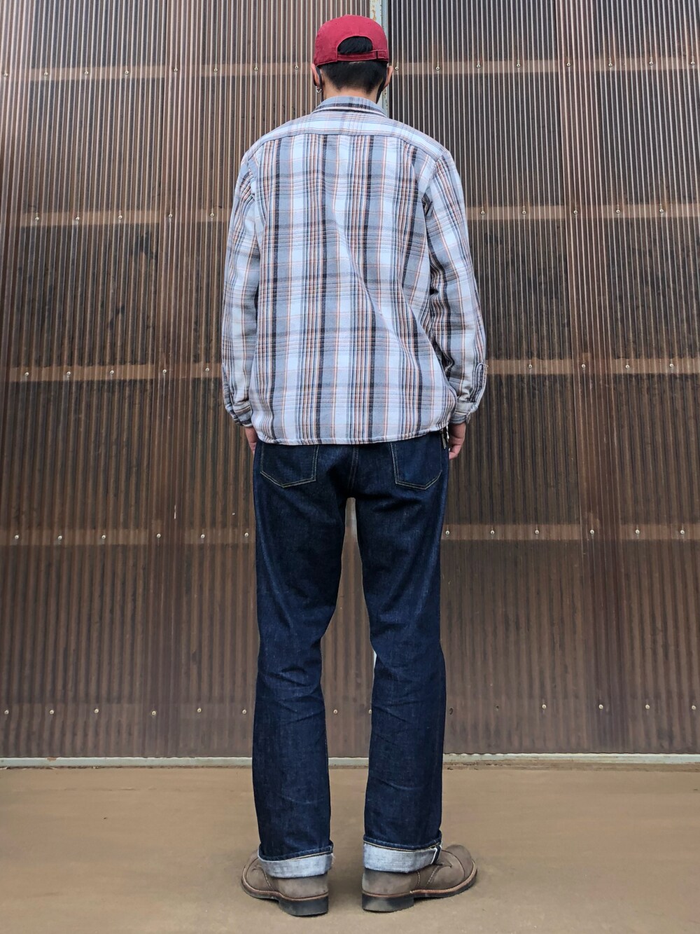 グレー系のシャツ/ブラウス、ブルー系のデニムパンツ、グレー系のブーツを着用したメンズの秋コーディネートの2枚目の写真