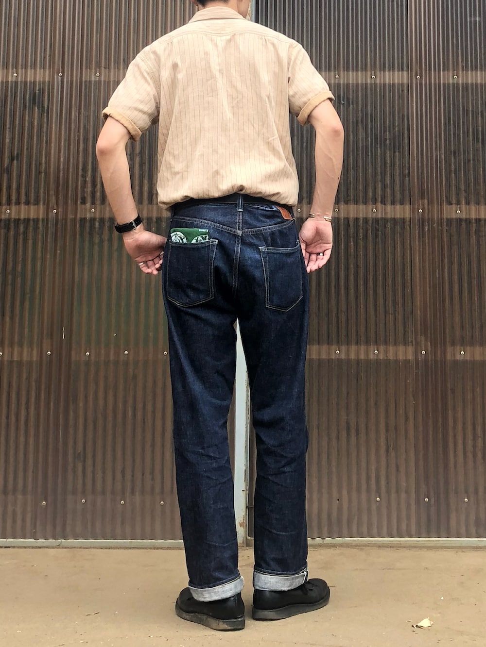 ベージュ系のシャツ/ブラウス、ブルー系のデニムパンツ、ブラック系のブーツを着用したメンズの夏コーディネートの2枚目の写真
