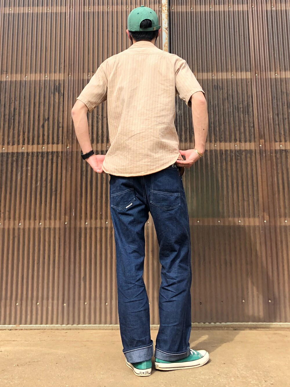 ベージュ系のシャツ/ブラウス、ブルー系のTシャツ/カットソー、ブルー系のデニムパンツを着用したメンズの春コーディネートの2枚目の写真