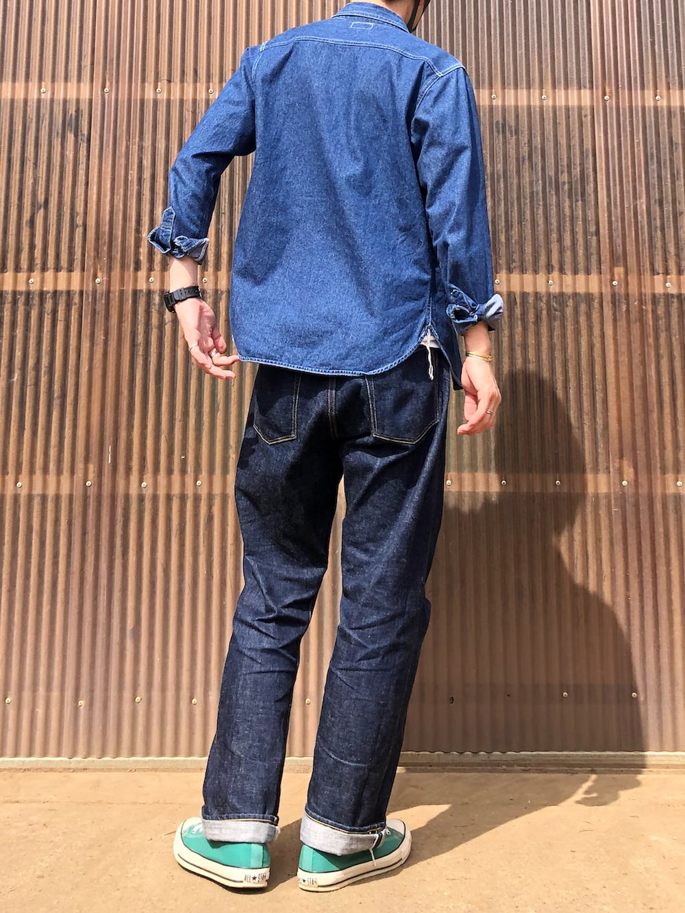 ブルー系のシャツ/ブラウス、ホワイト系のTシャツ/カットソー、ブルー系のデニムパンツを着用したメンズの夏コーディネートの2枚目の写真