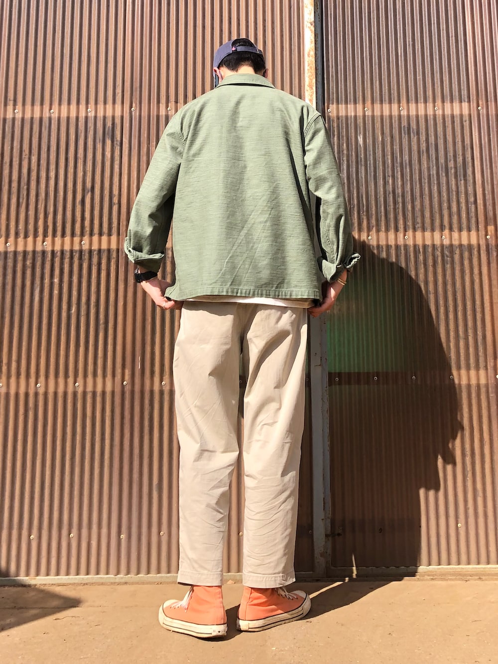 ホワイト系のTシャツ/カットソー、グリーン系のシャツ/ブラウス、ベージュ系のチノパンツを着用したメンズの夏コーディネートの2枚目の写真