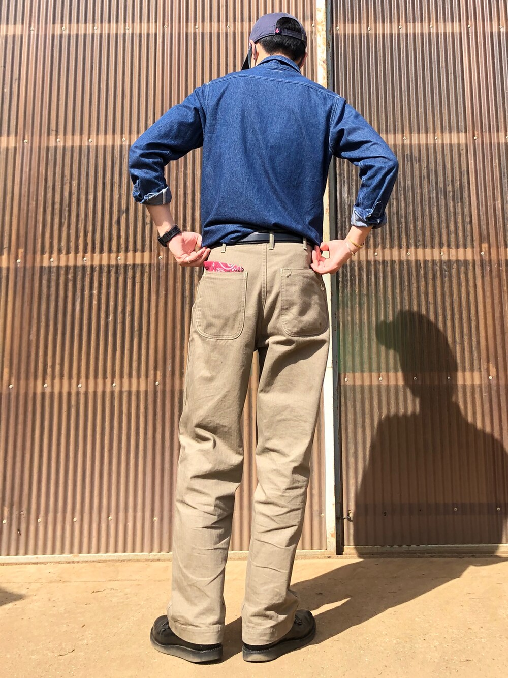 ブルー系のシャツ/ブラウス、グリーン系のその他パンツ、ブラック系のブーツを着用したメンズの夏コーディネートの2枚目の写真