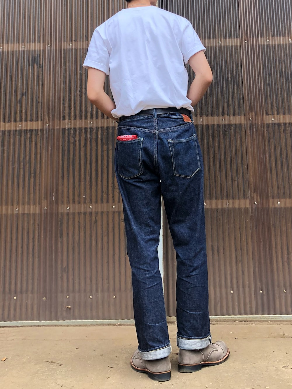 グレー系のブーツ、ブルー系のデニムパンツ、ホワイト系のTシャツ/カットソーを着用したメンズの秋コーディネートの2枚目の写真