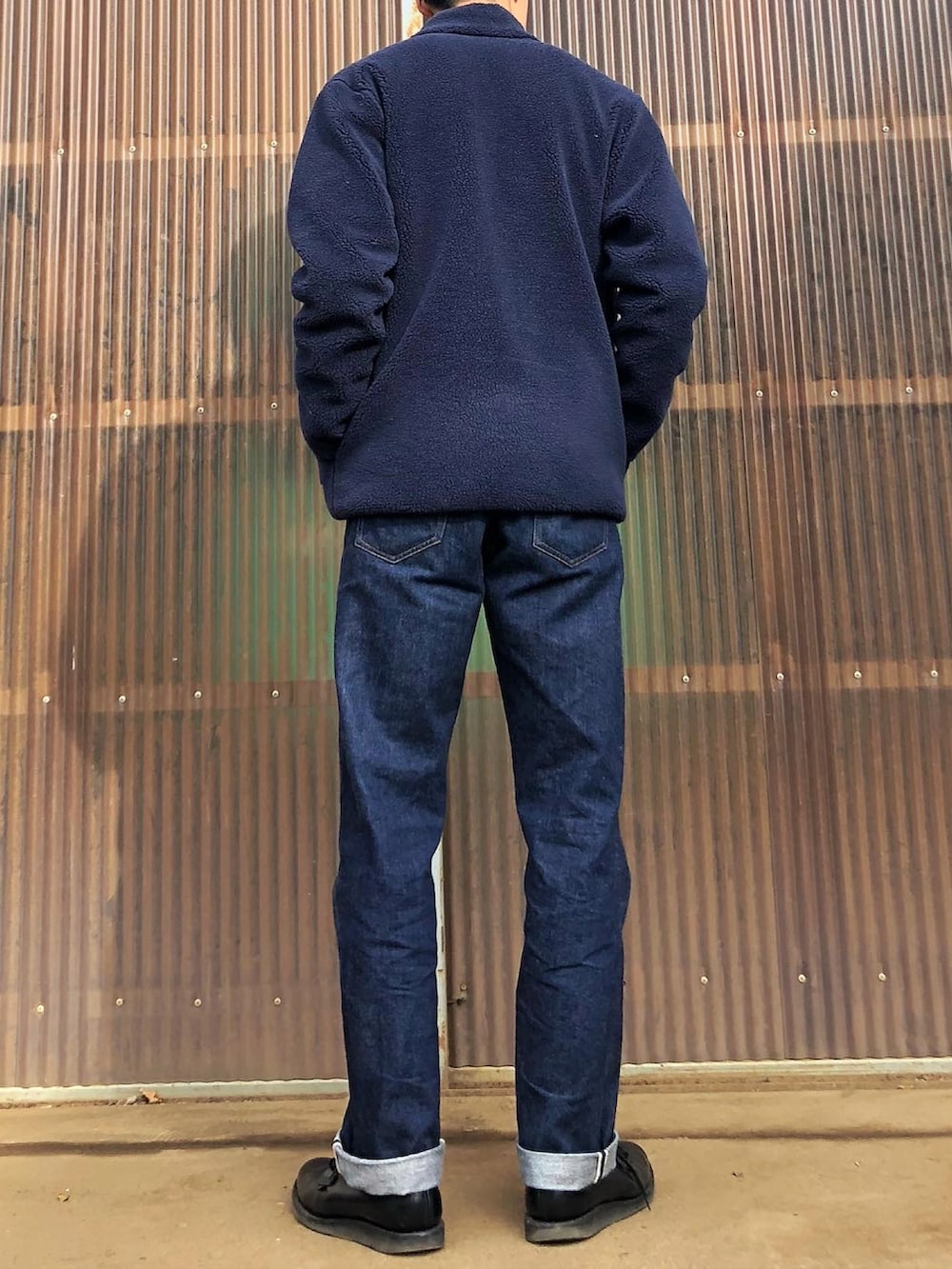 グリーン系のスウェット、ブルー系のブルゾン、ブルー系のデニムパンツを着用したメンズの秋コーディネートの2枚目の写真
