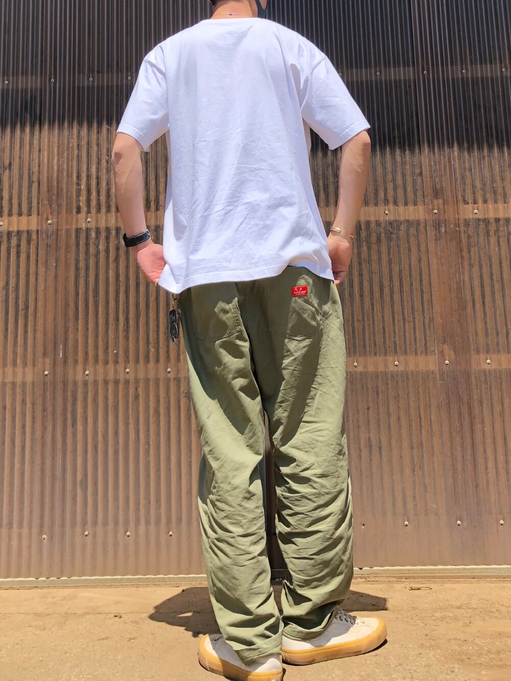 ホワイト系のTシャツ/カットソー、グリーン系のその他パンツ、ホワイト系のスニーカーを着用したメンズの夏コーディネートの2枚目の写真