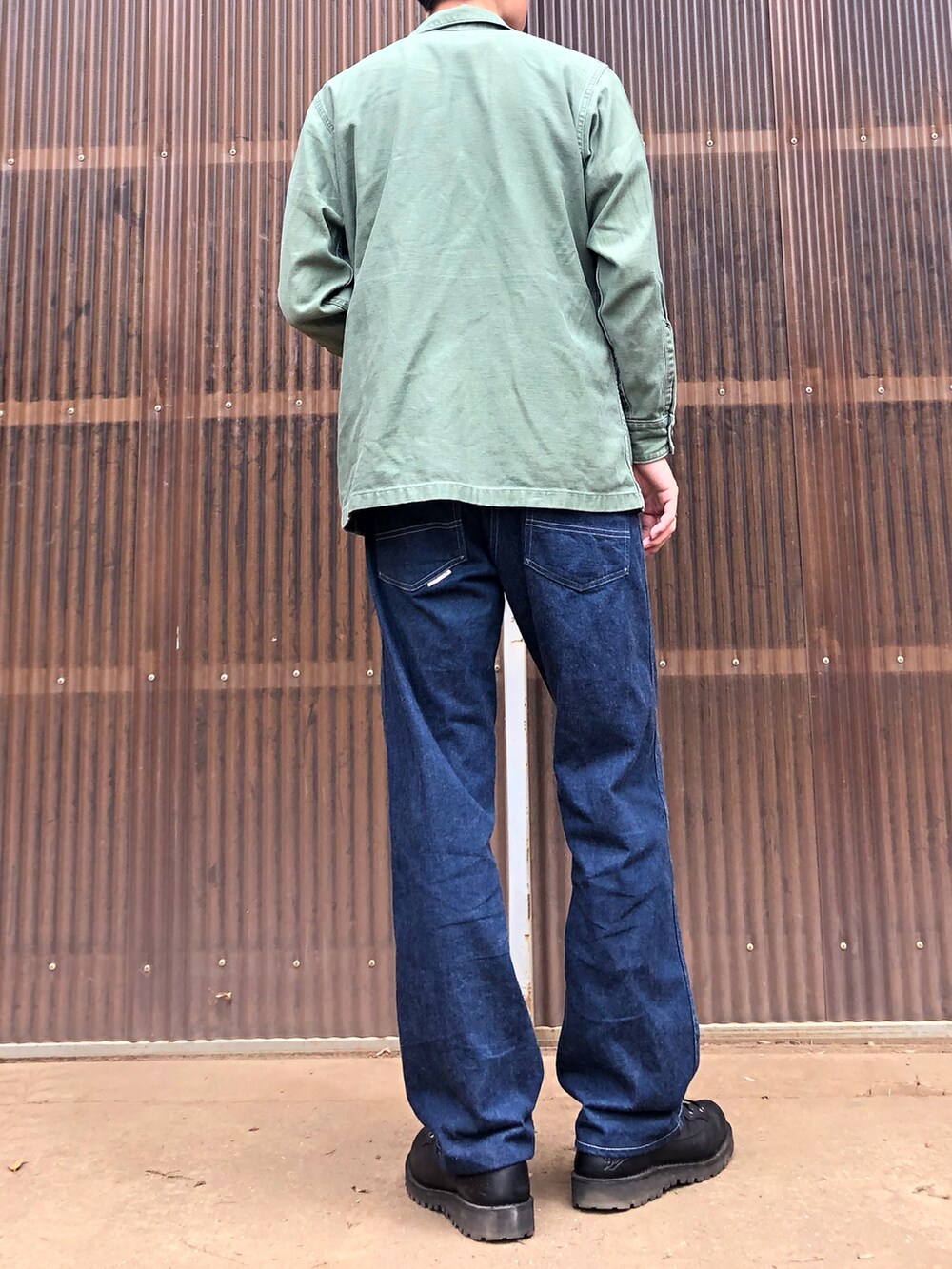 グリーン系のシャツ/ブラウス、ブルー系のデニムパンツ、ブラック系のブーツを着用したメンズの秋コーディネートの2枚目の写真
