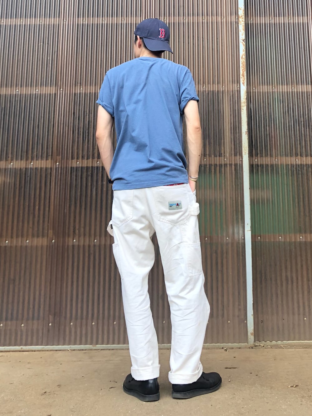 ベージュ系のその他パンツ、ブラック系のブーツ、ブルー系のTシャツ/カットソーを着用したメンズの夏コーディネートの2枚目の写真