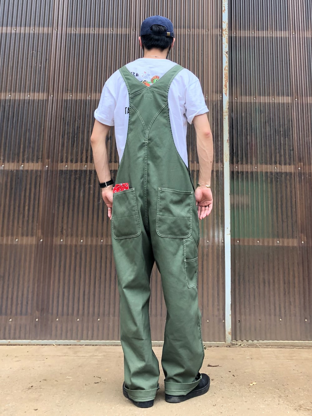 ホワイト系のTシャツ/カットソー、グリーン系のサロペット/オーバーオール、ブラック系のシューズを着用したメンズの夏コーディネートの2枚目の写真