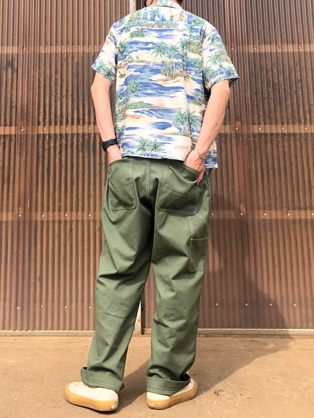 その他のシャツ/ブラウス、ホワイト系のTシャツ/カットソー、グリーン系のサロペット/オーバーオールを着用したメンズの春コーディネートの2枚目の写真