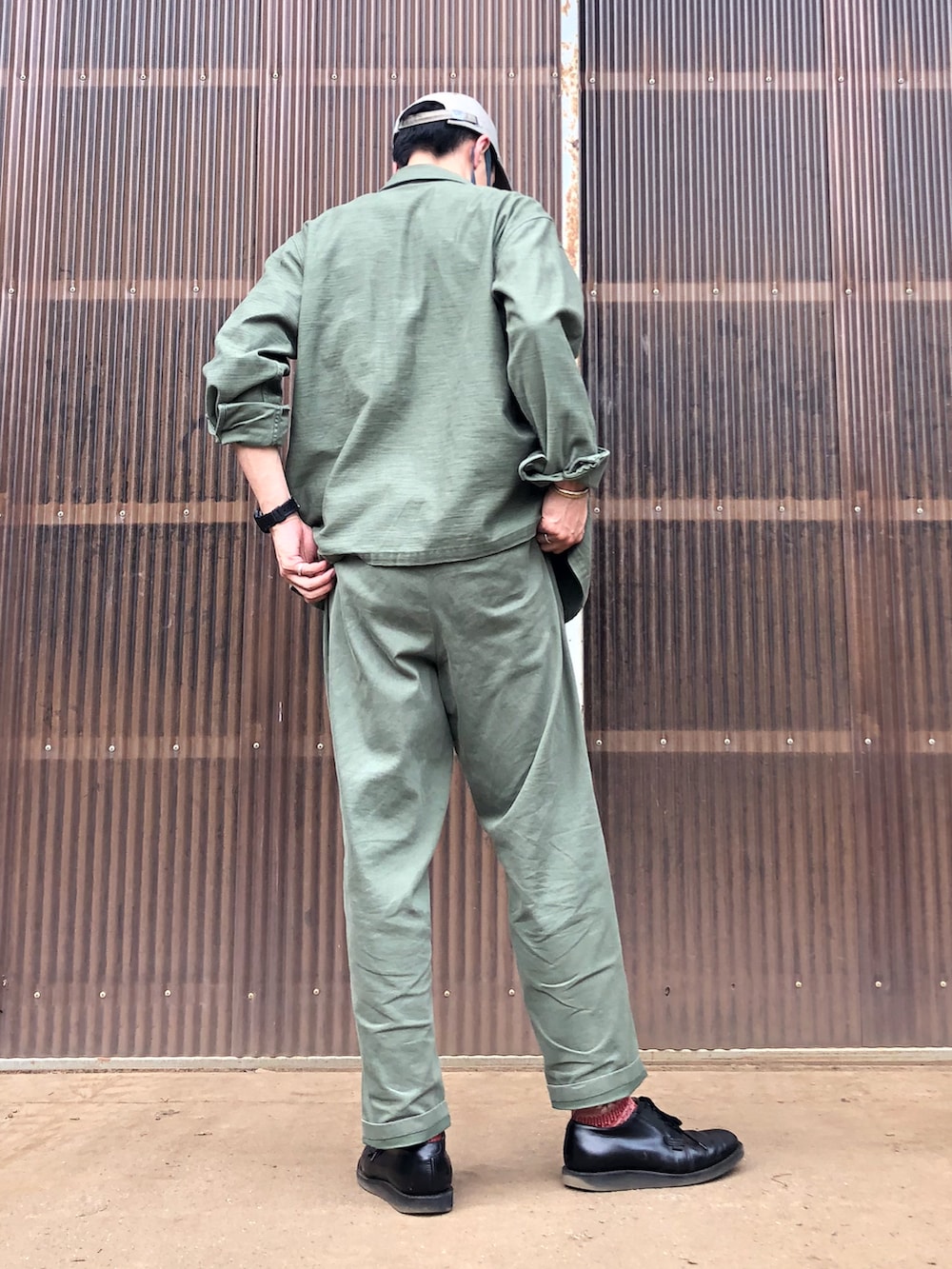 ベージュ系のTシャツ/カットソー、グリーン系のシャツ/ブラウス、グリーン系のチノパンツを着用したメンズの夏コーディネートの2枚目の写真