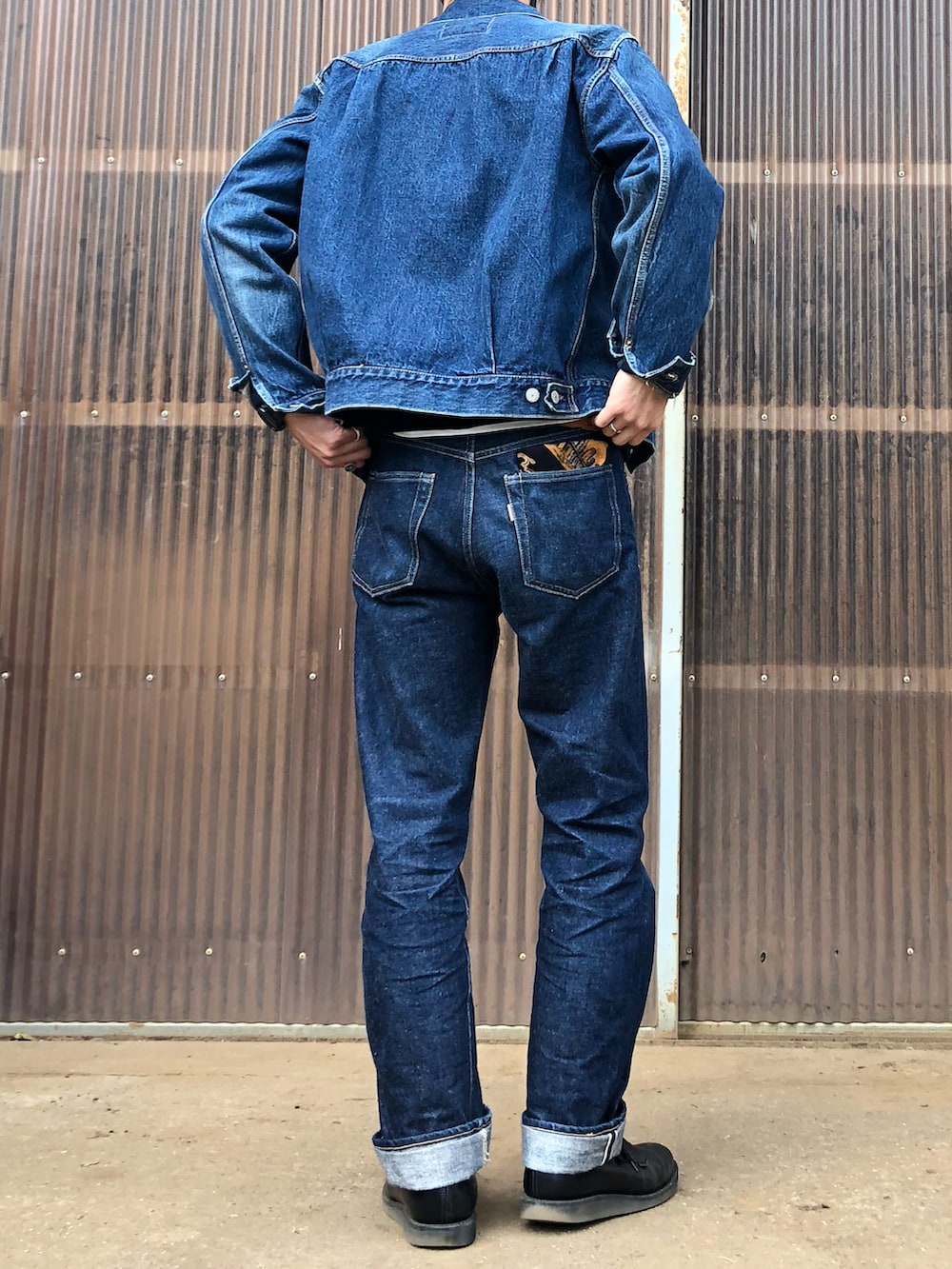 ブラック系のブーツ、ブルー系のデニムパンツ、ブルー系のスウェットを着用したメンズの春コーディネートの2枚目の写真