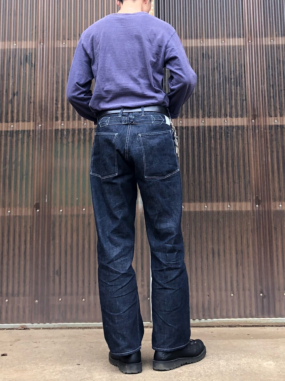「オトナカジュアル、タックイン、大人カジュアル、大人コーデ、ブーツ、デニムパンツ、デニム、ロンT、秋コーデ、ネイビー、カジュアルコーデ、アメカジ、カジュアル、ラフ、ミリタリー」｜「Buzz Rickson'sのアイテム（デニムパンツ、ブルー系）」を使った、iamimaichさん（メンズ・177cm）の秋コーディネートの2枚目の写真