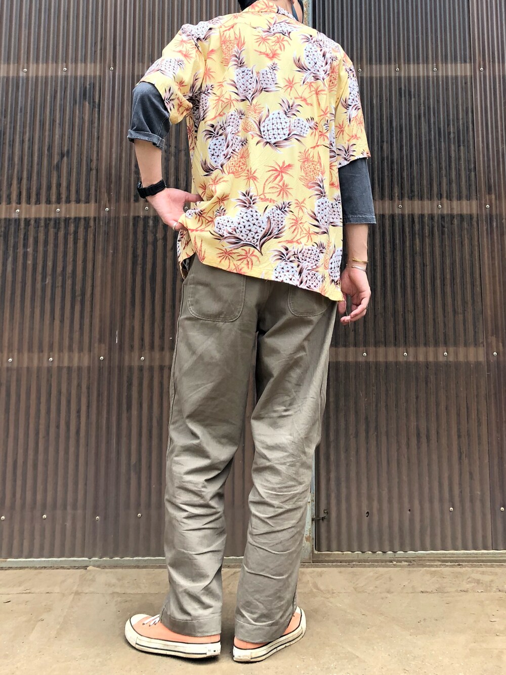 イエロー系のシャツ/ブラウス、グリーン系のその他パンツ、ピンク系のスニーカーを着用したメンズの夏コーディネートの2枚目の写真