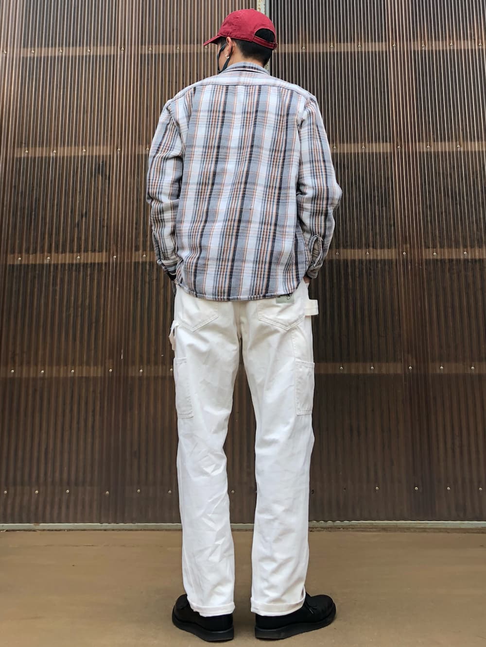 グレー系のシャツ/ブラウス、ベージュ系のスウェット、ベージュ系のその他パンツを着用したメンズの秋コーディネートの2枚目の写真