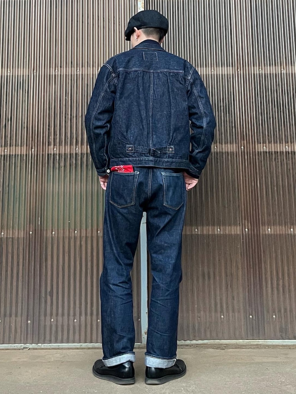 ブルー系のニット/セーター、ブルー系のデニムジャケット、ブルー系のデニムパンツを着用したメンズの冬コーディネートの2枚目の写真