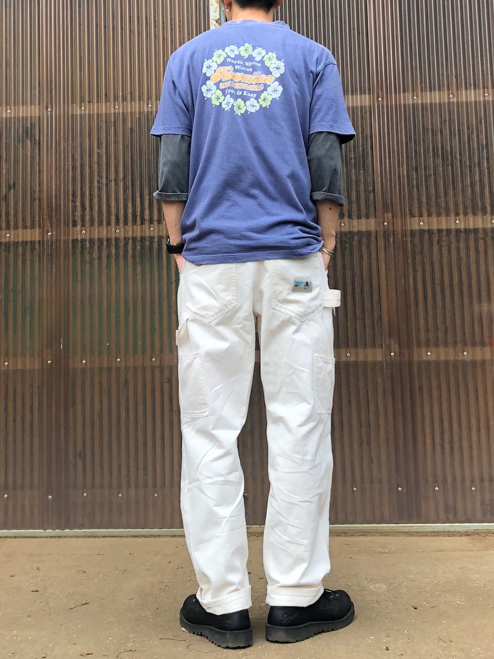 ブラック系のブーツ、ベージュ系のその他パンツ、ブルー系のTシャツ/カットソーを着用したメンズの秋コーディネートの2枚目の写真