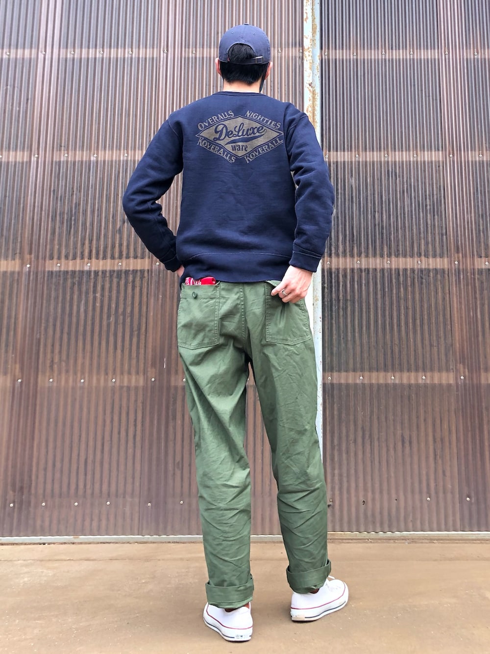 ホワイト系のスニーカー、グリーン系のその他パンツ、ブルー系のスウェットを着用したメンズの春コーディネートの2枚目の写真