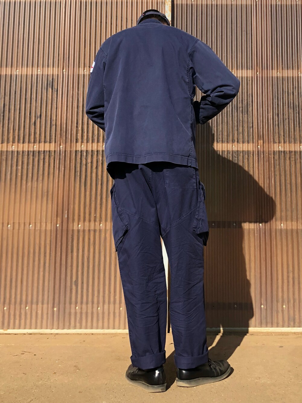 ブルー系のシャツ/ブラウス、ブルー系のミリタリージャケット、ブルー系のカーゴパンツを着用したメンズの春コーディネートの2枚目の写真