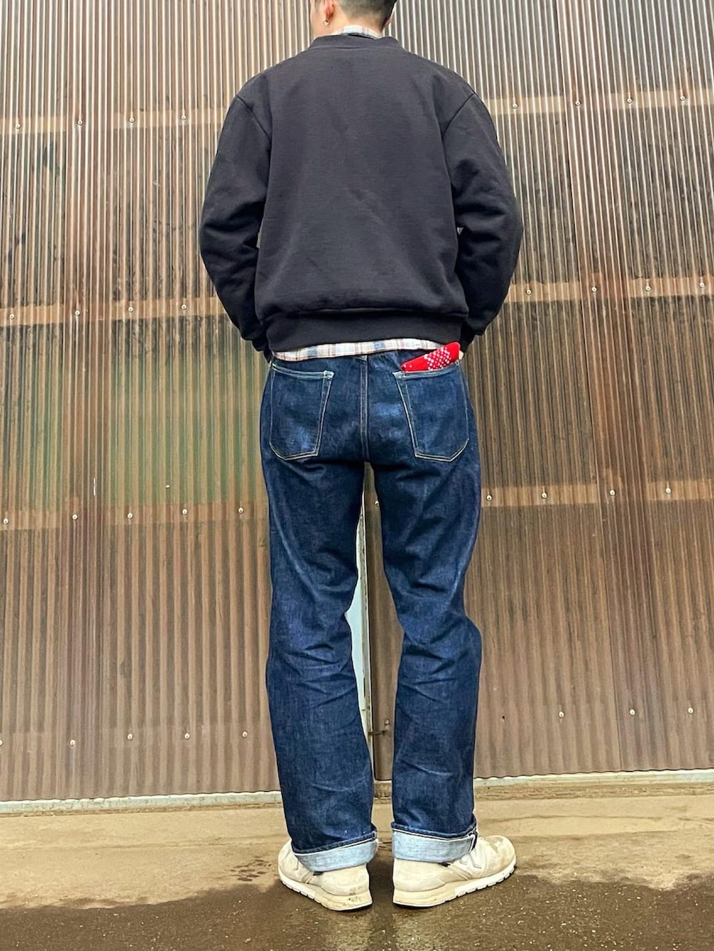 ベージュ系のシャツ/ブラウス、ブラック系のブルゾン、ブルー系のデニムパンツを着用したメンズの冬コーディネートの2枚目の写真